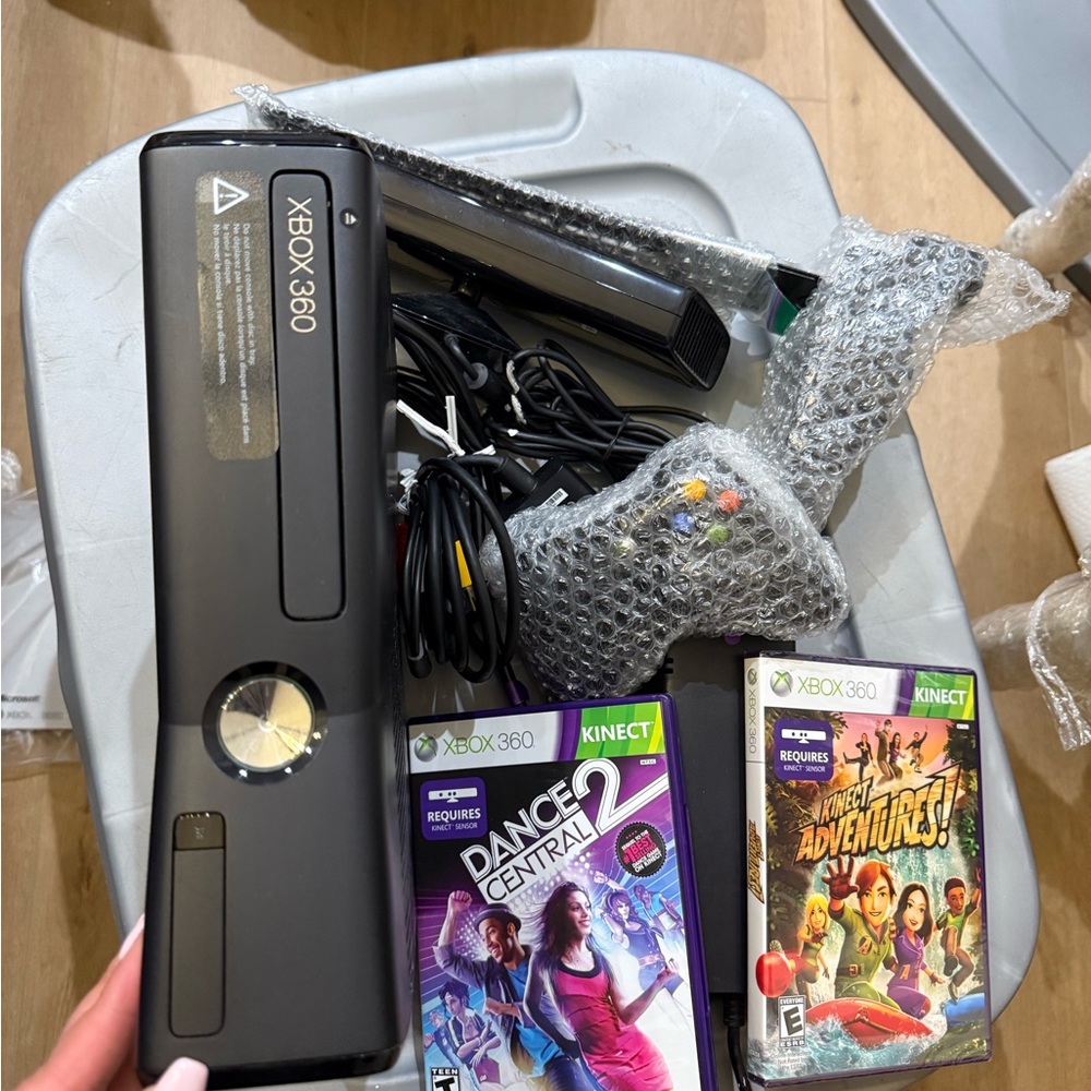 Like New Xbox 360 Kinect Black Console Bundle